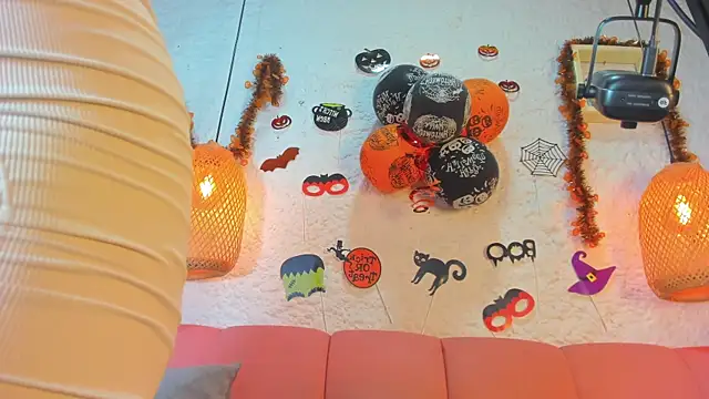 Snapshot of emiily_s chatting on 10.30.25 emiily s online show from 10.30.25