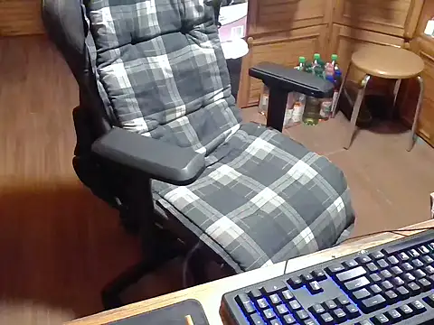 Snapshot of pinnklinkk chatting on 11.17.25 pinnklinkk online show from 11.17.25