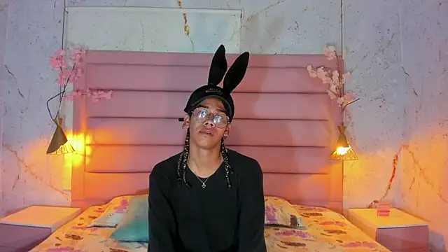 Maxim-Walker online show from 10.28.25