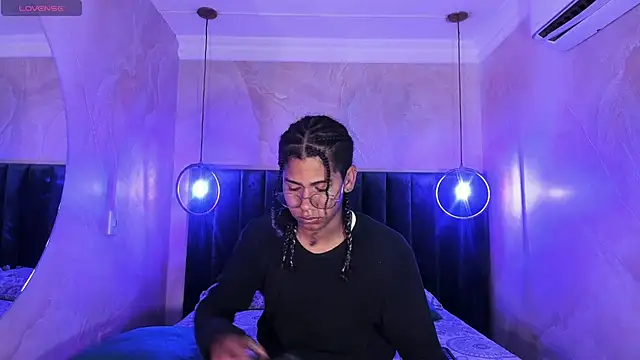 Maxim-Walker online show from 11.18.25