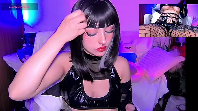 Snapshot of HollyDominic chatting on 11.13.25 HollyDominic online show from 11.13.25