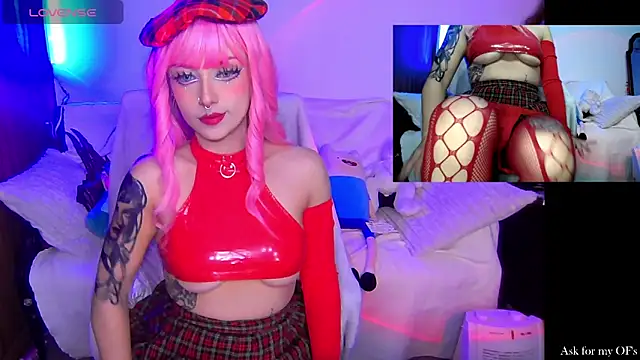 Snapshot of HollyDominic chatting on 12.02.25 HollyDominic online show from 12.02.25