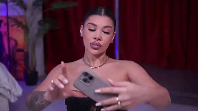 NatyDesiree online show from 12.22.25