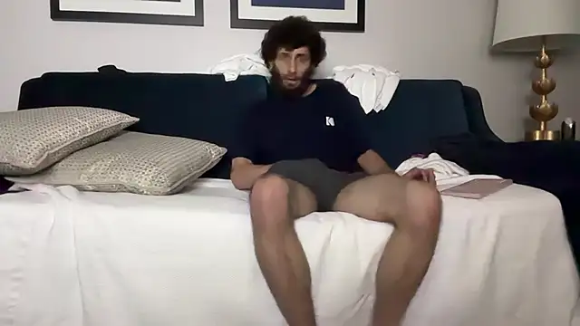 Snapshot of pantslesstraveler_plt chatting on 10.28.25 pantslesstraveler plt online show from 10.28.25