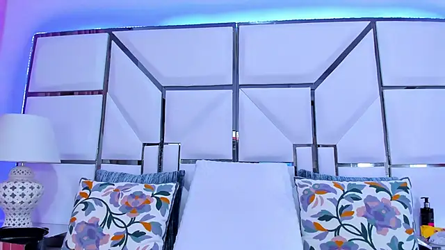 Snapshot of RileySweett chatting on 02.14.25 RileySweett online show from 02.14.25