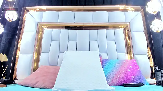 Snapshot of RileySweett chatting on 09.18.25 RileySweett online show from 09.18.25