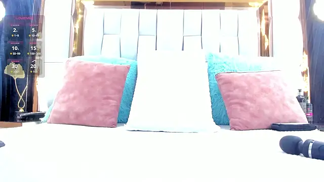 Snapshot of RileySweett chatting on 10.13.25 RileySweett online show from 10.13.25