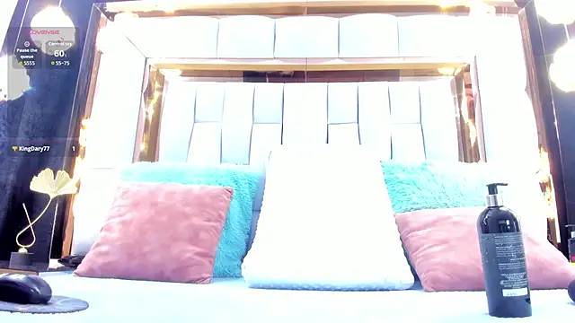 Snapshot of RileySweett chatting on 10.23.25 RileySweett online show from 10.23.25