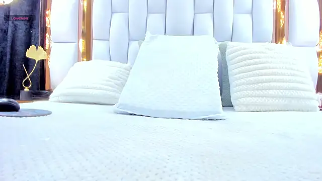 Snapshot of RileySweett chatting on 10.28.25 RileySweett online show from 10.28.25