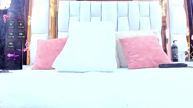 Snapshot of RileySweett chatting on 04.08.26 RileySweett online show from 04.08.26