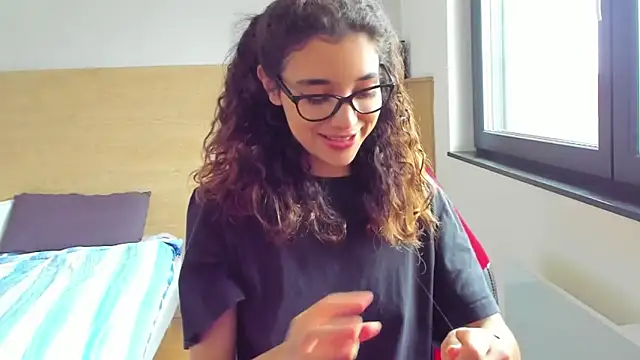 Snapshot of uniquerossie chatting on 10.11.25 uniquerossie online show from 10.11.25