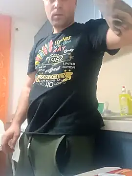 Snapshot of LucianM6 chatting on 11.12.25 LucianM6 online show from 11.12.25