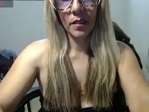 Snapshot of horny_paty chatting on 12.21.24 horny paty online show from 12.21.24