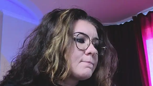 Snapshot of Laura_Karamazov chatting on 10.08.25 Laura Karamazov online show from 10.08.25