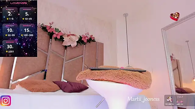 Martinaa Jones  online show from 01.12.25