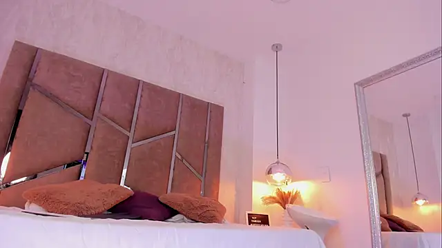 Martinaa Jones  online show from 02.08.25