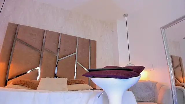 Martinaa Jones  online show from 10.04.25