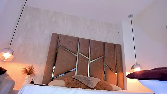 Martinaa Jones  online show from 10.21.25