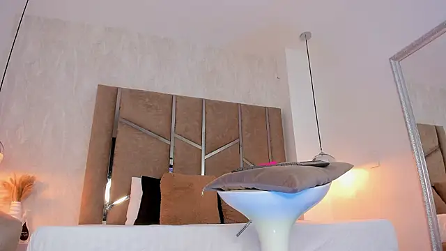 Martinaa Jones  online show from 02.26.26