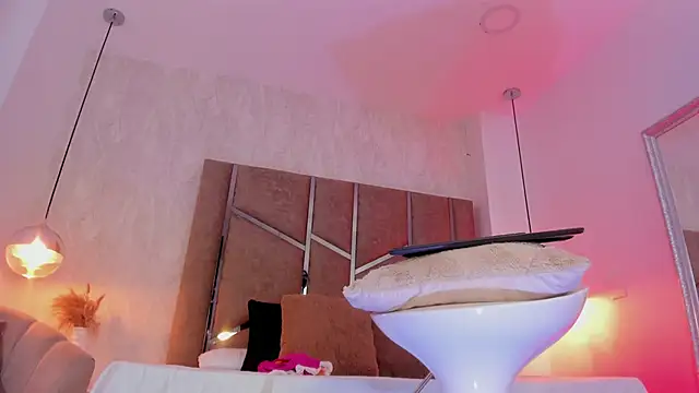 Martinaa Jones  online show from 04.15.26