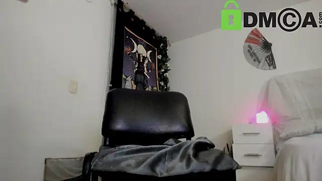 Snapshot of Lucyerobbie chatting on 03.10.25 Lucyerobbie online show from 03.10.25