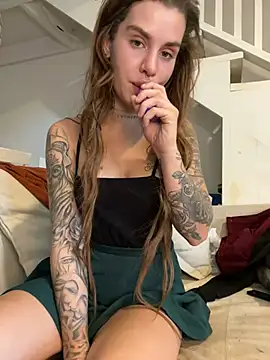 EmiliaCatalina online show from 12.26.24