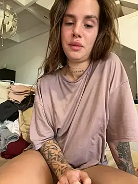 EmiliaCatalina online show from 01.04.25