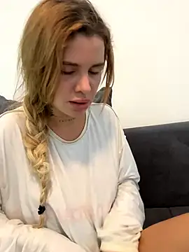 EmiliaCatalina online show from 11.24.25