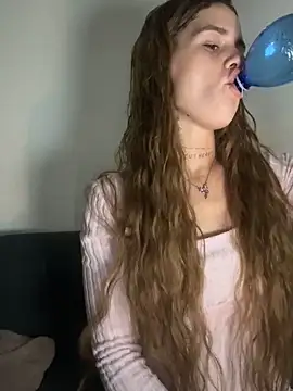 Snapshot of EmiliaCatalina chatting on 05.12.26 EmiliaCatalina online show from 05.12.26