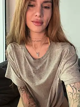 Snapshot of EmiliaCatalina chatting on 05.17.26 EmiliaCatalina online show from 05.17.26