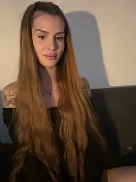 Snapshot of EmiliaCatalina chatting on 07.16.26 EmiliaCatalina online show from 07.16.26