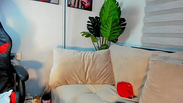 Snapshot of YalexaVelez chatting on 10.17.25 YalexaVelez online show from 10.17.25