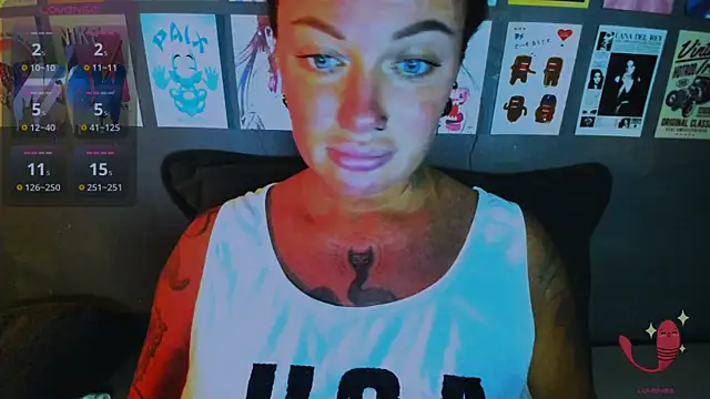 Snapshot of EllieOz chatting on 04.06.26 EllieOz online show from 04.06.26