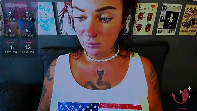 Snapshot of EllieOz chatting on 04.10.26 EllieOz online show from 04.10.26