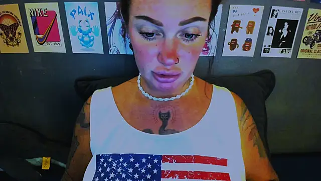 Snapshot of EllieOz chatting on 04.13.26 EllieOz online show from 04.13.26
