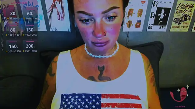 Snapshot of EllieOz chatting on 04.15.26 EllieOz online show from 04.15.26
