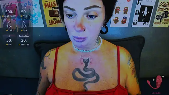 Snapshot of EllieOz chatting on 05.05.26 EllieOz online show from 05.05.26