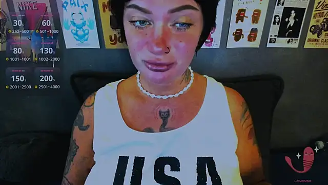 Snapshot of EllieOz chatting on 05.27.26 EllieOz online show from 05.27.26