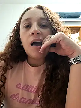 Snapshot of Mistik_red chatting on 10.04.25 Mistik red online show from 10.04.25