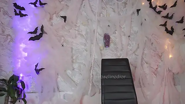 Snapshot of roselinedior chatting on 10.15.25 roselinedior online show from 10.15.25