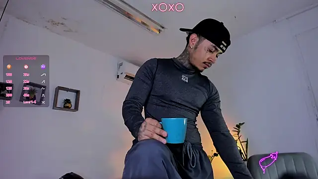 Snapshot of JordanSmiith_ chatting on 02.11.25 JordanSmiith  online show from 02.11.25