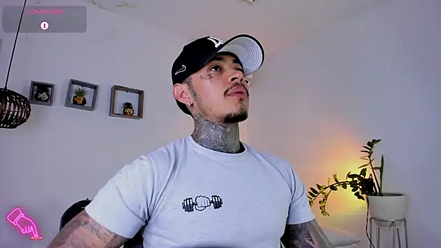 Snapshot of JordanSmiith_ chatting on 02.13.25 JordanSmiith  online show from 02.13.25