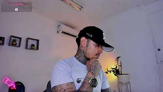 Snapshot of JordanSmiith_ chatting on 02.14.25 JordanSmiith  online show from 02.14.25