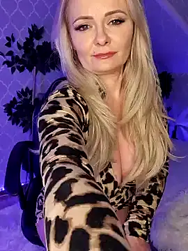 Snapshot of GjuliaX chatting on 12.15.24 GjuliaX online show from 12.15.24