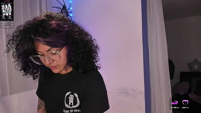 Snapshot of witchviolet chatting on 01.04.25 witchviolet online show from 01.04.25