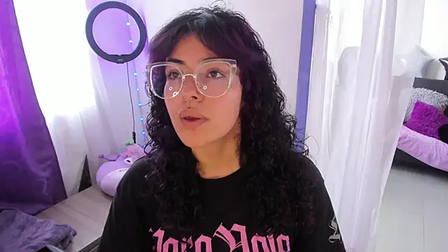 Snapshot of witchviolet chatting on 01.04.25 witchviolet online show from 01.04.25