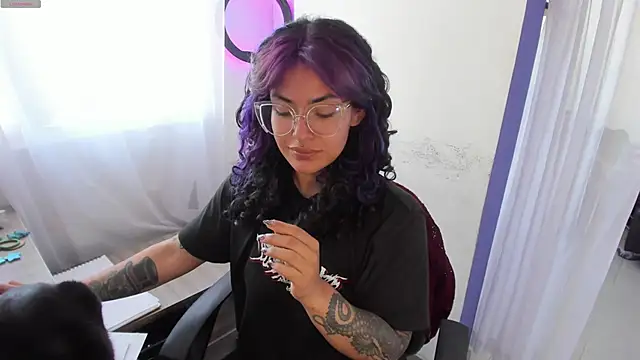 Snapshot of witchviolet chatting on 01.22.25 witchviolet online show from 01.22.25