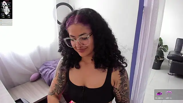 Snapshot of witchviolet chatting on 02.01.25 witchviolet online show from 02.01.25