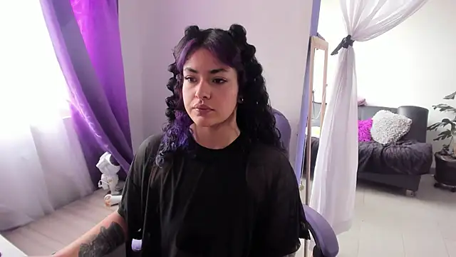 Snapshot of witchviolet chatting on 10.01.25 witchviolet online show from 10.01.25