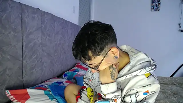 Snapshot of linda_33 chatting on 02.17.26 linda 33 online show from 02.17.26